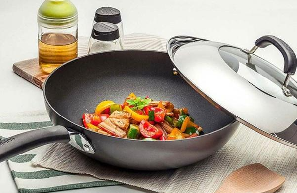 学校食堂配送中心为您讲解：不粘锅为什么不粘锅？