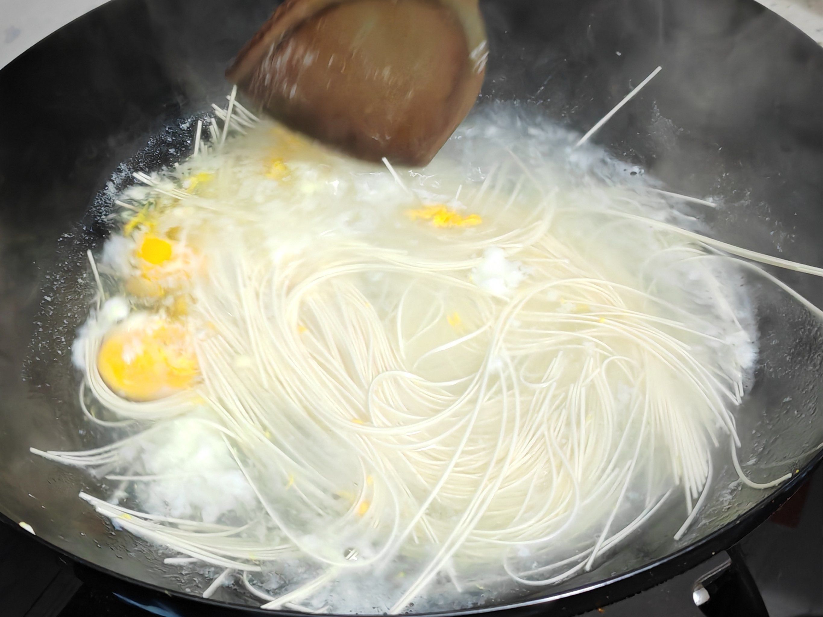 为什么煮面条会起白沫？